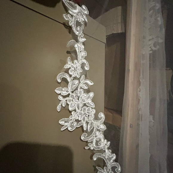 Cathedral style wedding veil - Picture 3 of 3